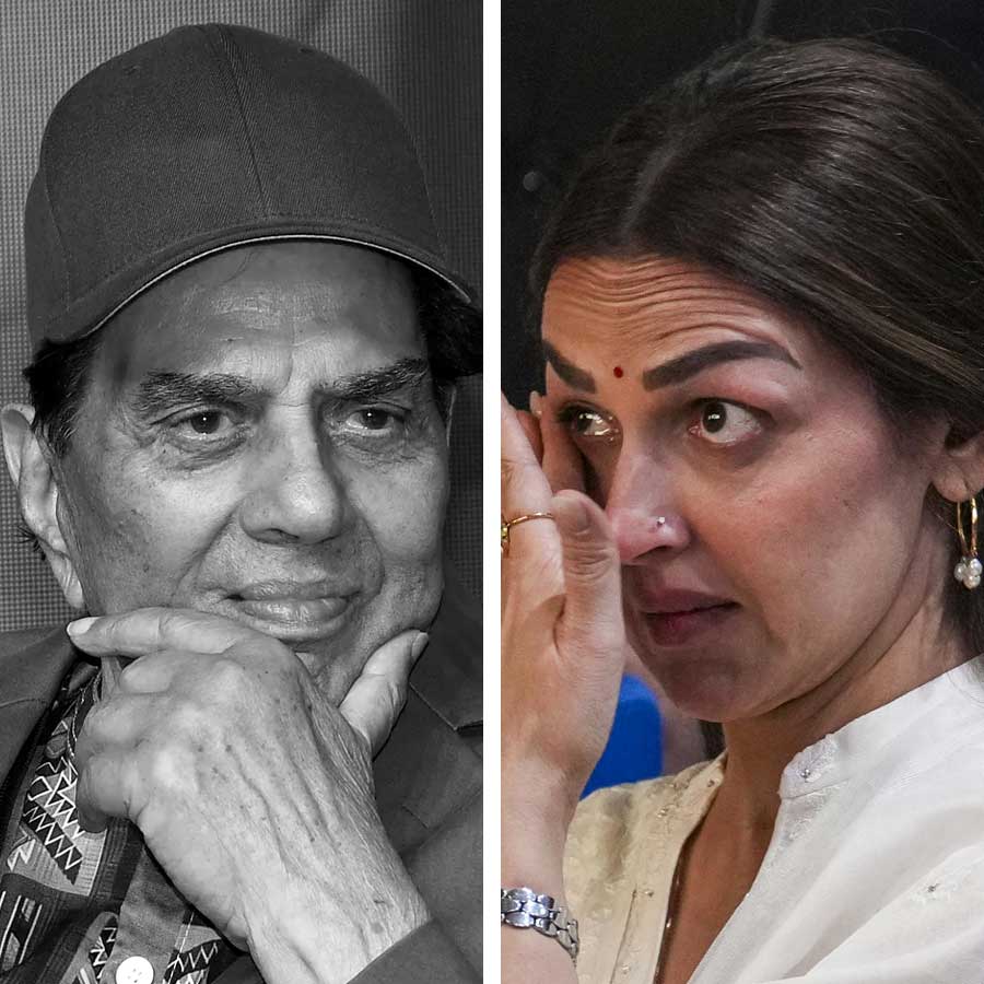 ধর্মেন্দ্রের মৃত্যুর পর থেকে শোকাতুর ঈশা।