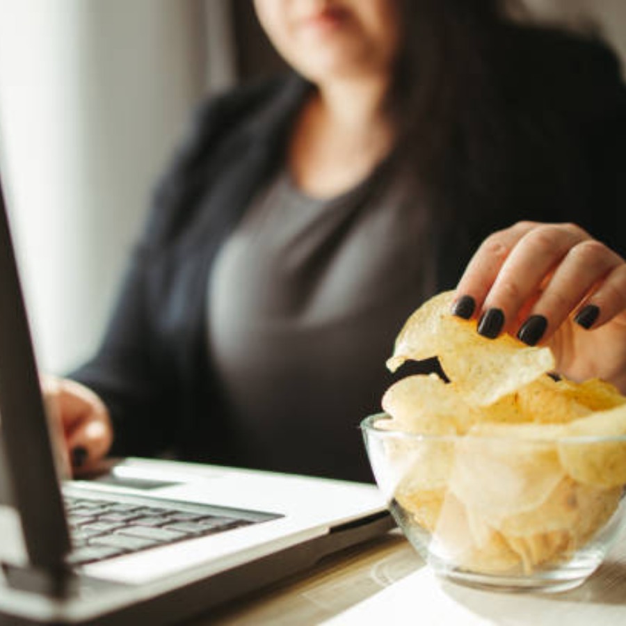 অফিসে বসে অস্বাস্থ্যকর খাবার খাওয়ার প্রবণতা বৃদ্ধি পাচ্ছে।