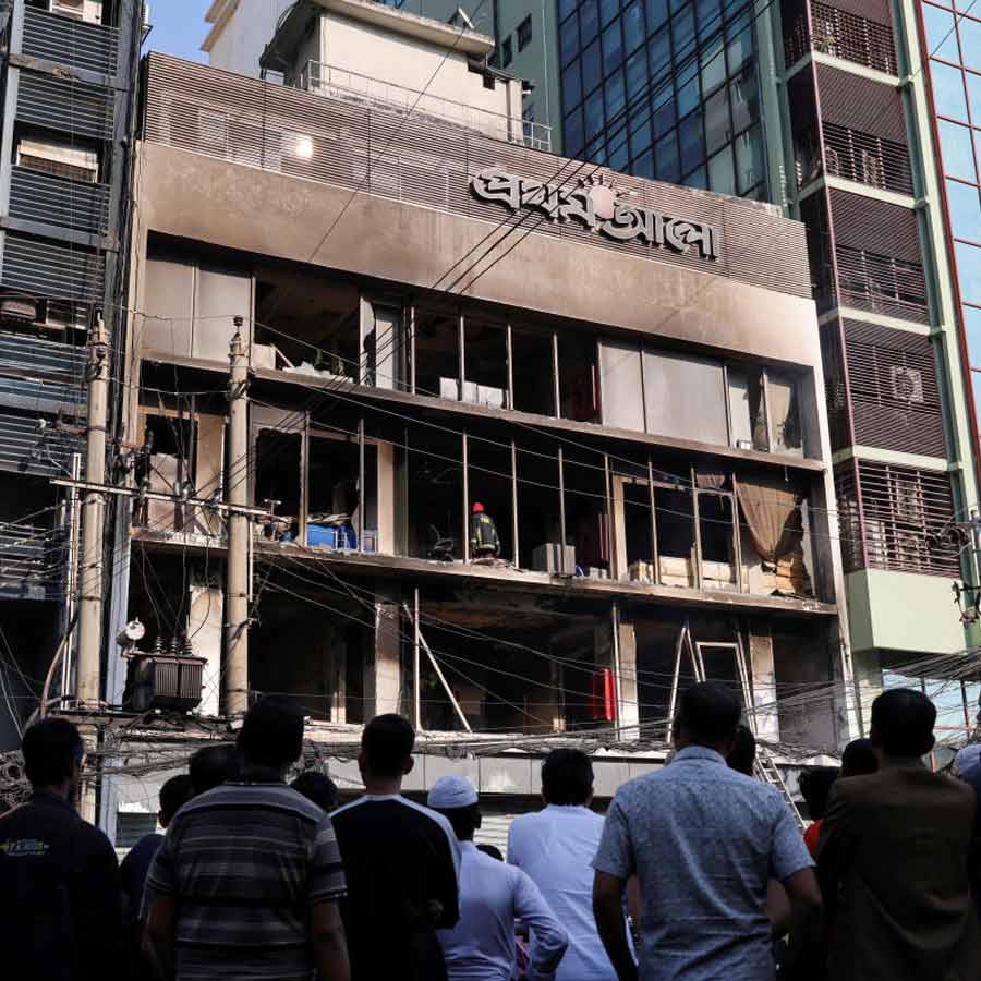 আগুনে ভস্মীভূত বাংলাদেশের সংবাদমাধ্যম ‘প্রথম আলো’-র দফতর।