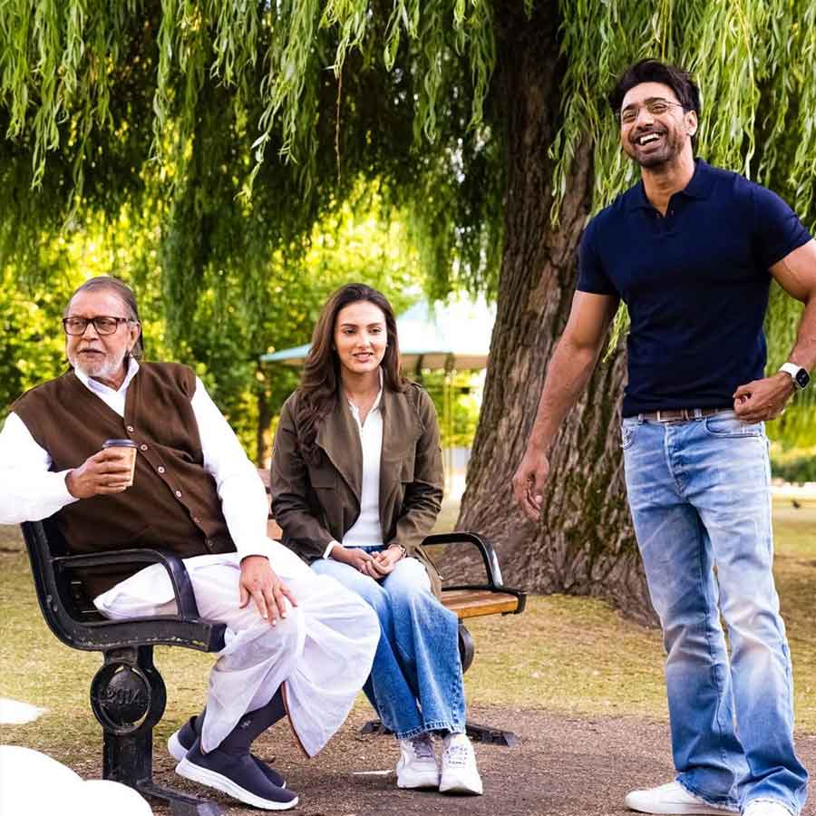 মিঠুন চক্রবর্তী এবং দেবের সঙ্গে জ্যোতির্ময়ী। 