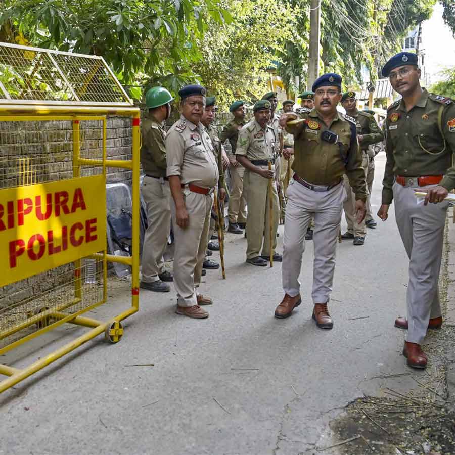 আগরতলায় বাংলাদেশের সহকারী হাই কমিশনের অফিসের বাইরে বাড়তি সতর্কতা।
