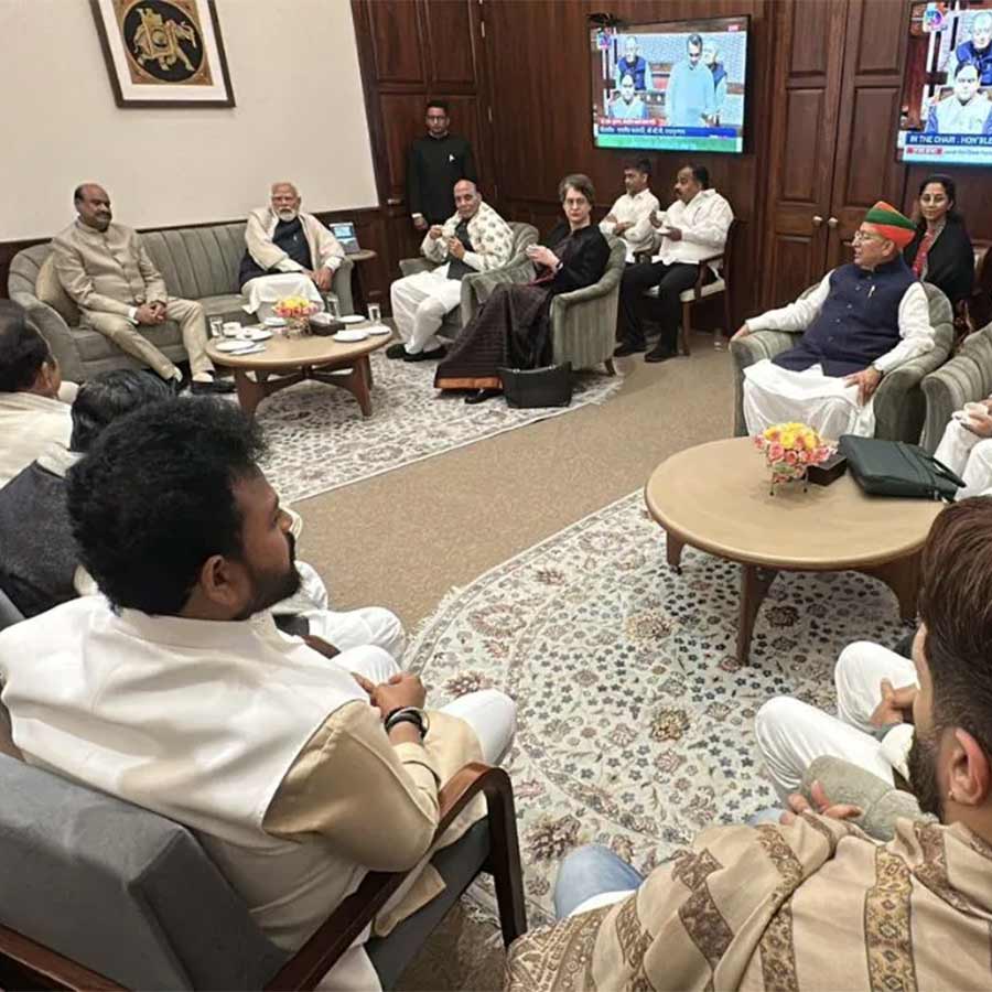 শুক্রবার সংসদের শীতকালীন অধিবেশনের শেষে লোকসভার স্পিকার ওম বিড়লার দফতরে প্রথামাফিক চায়ের আসরে হাজির হলেন প্রিয়ঙ্কা গান্ধী বঢরা।