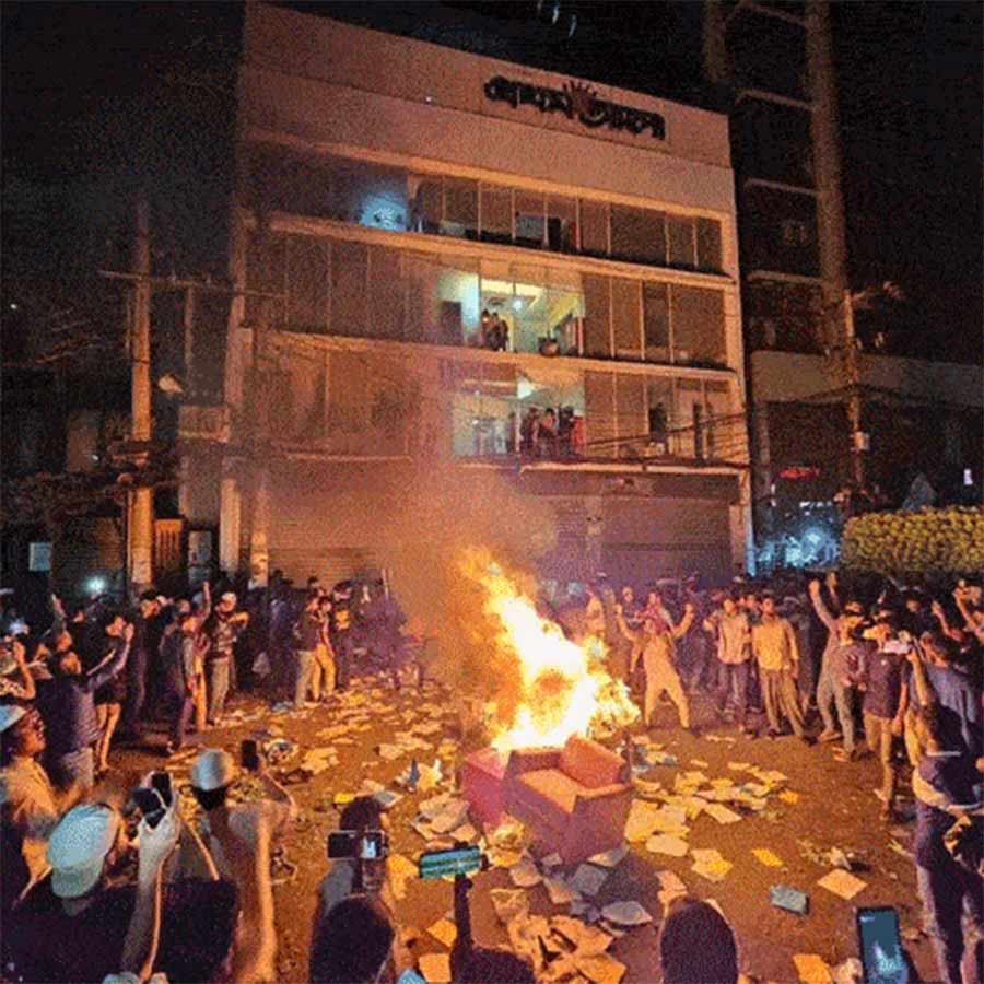 বাংলাদেশের ছায়ানট ভবনে ভাঙচুর, অগ্নিসংযোগ, তাণ্ডব বিক্ষুব্ধদের। বৃহস্পতিবার রাতে।
