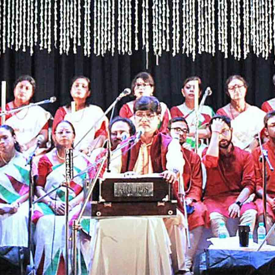 সমবেত পরিবেশনায় শিল্পীরা।