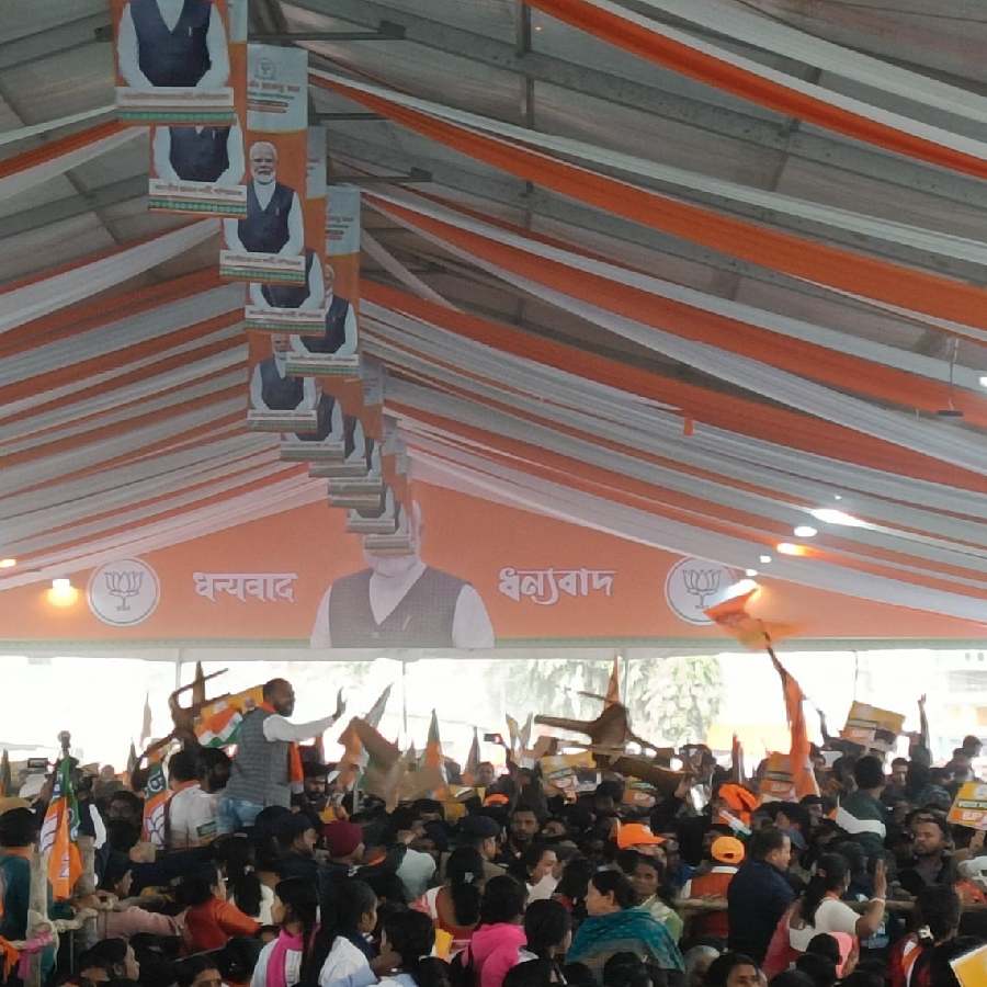 তাহেরপুরে প্রধানমন্ত্রীর সভাস্থলে বিশৃঙ্খলা। চেয়ার ছোড়াছুড়ি করছেন কর্মী-সমর্থকদের একাংশ।