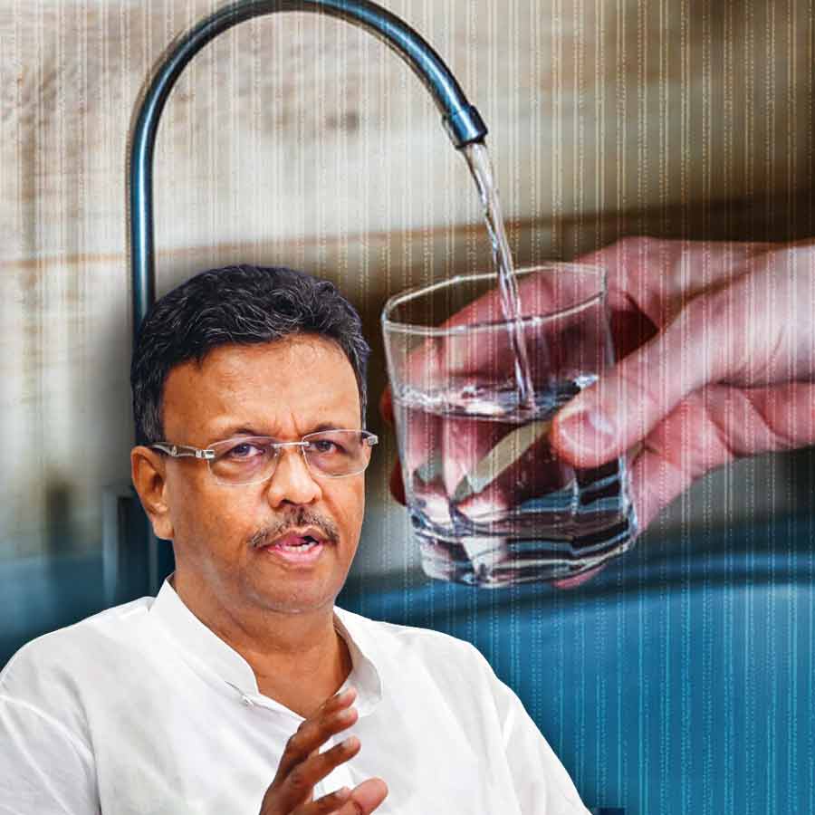 Drinking water crisis in office area of Kolkata, drawn the attention of KMC mayor Firhad Hakim to meet demand