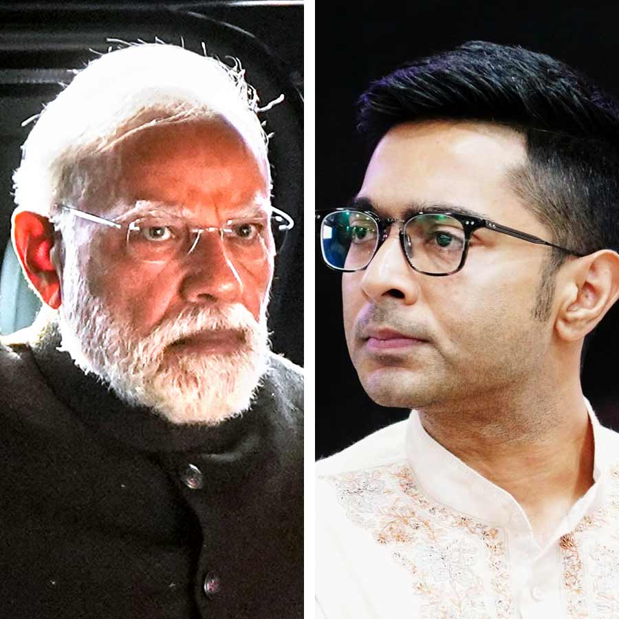 (বাঁ দিকে) প্রধানমন্ত্রী নরেন্দ্র মোদী। তৃণমূলের সর্বভারতীয় সাধারণ সম্পাদক অভিষেক বন্দ্যোপাধ্যায় (ডান দিকে)।