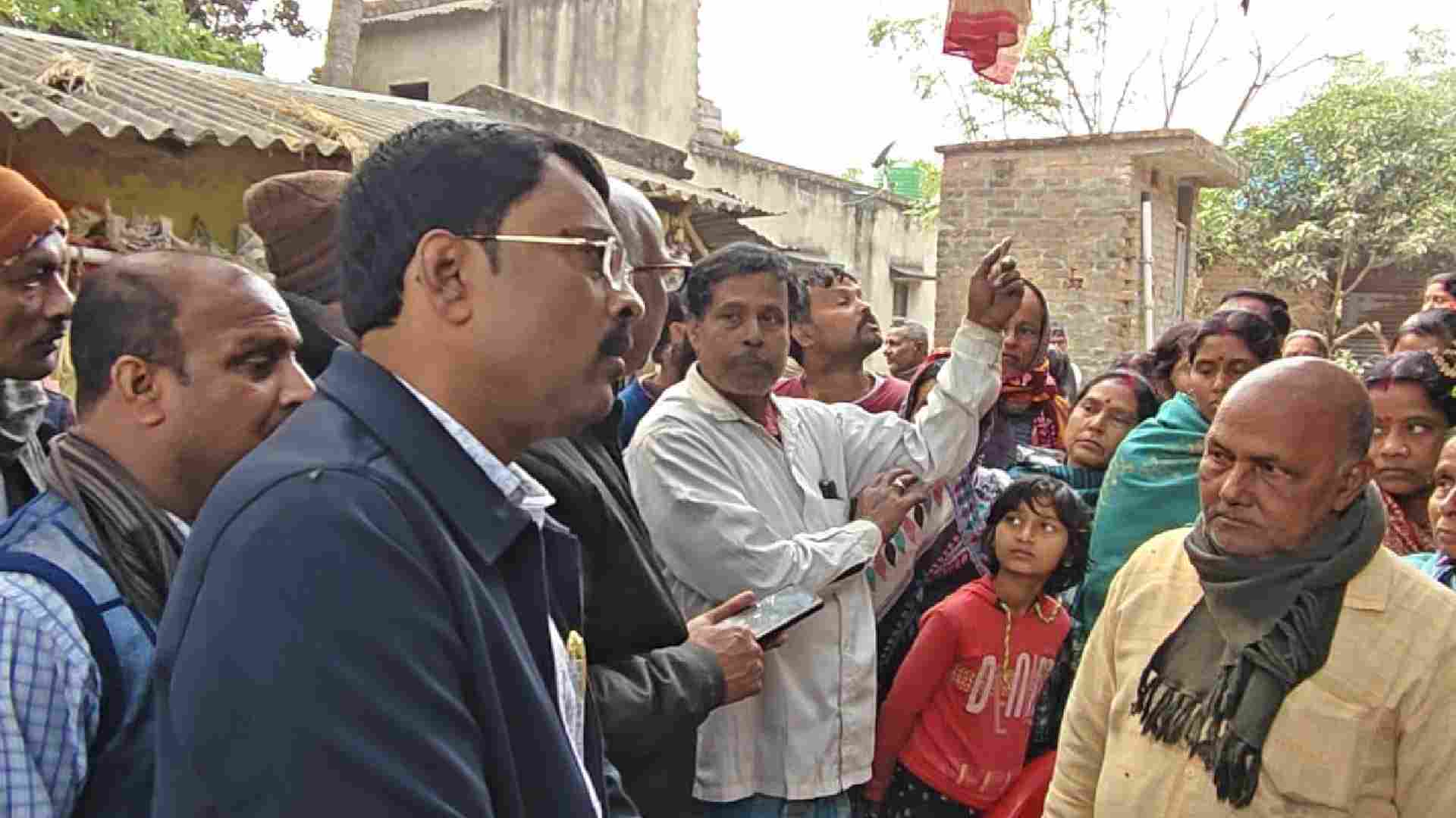 মুর্শিদাবাদে নিহত বিজেপি সমর্থকদের বাড়িতে তৃণমূলের প্রতিনিধিদল। শনিবার।