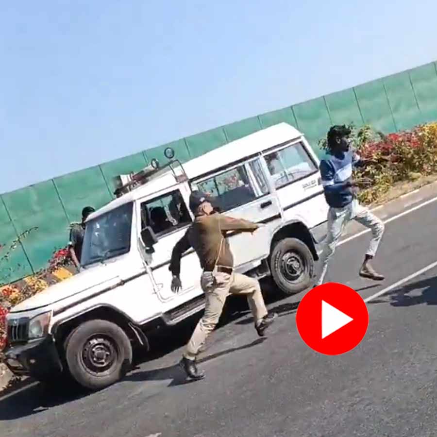 Video Of Madhya Pradesh Man Escaping In Filmy Style From Parked Police Van dgtl