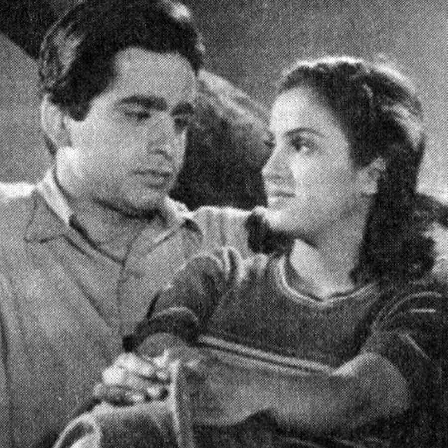 কেরিয়ারের প্রথম ছবির মাধ্যমে কান চলচ্চিত্র উৎসবে নায়িকা হিসাবে খ্যাতি। চল্লিশ থেকে ষাটের দশকের মধ্যে চুটিয়ে অভিনয় করেছিলেন। সাত দশকের কেরিয়ারে নব্বইয়ের বেশি ছবিতে অভিনয় করার সুযোগ পেয়েছিলেন বলি অভিনেত্রী কামিনী কৌশল। নায়িকাকে নিয়ে চর্চাও কম হত না। বলি অভিনেতা দিলীপ কুমারের সঙ্গে বিবাহ-বহির্ভূত সম্পর্কে জড়িয়ে পড়ায় নায়িকার দাদা নাকি বন্দুক দেখিয়ে দুই তারকাকে ভয় দেখিয়েছিলেন।