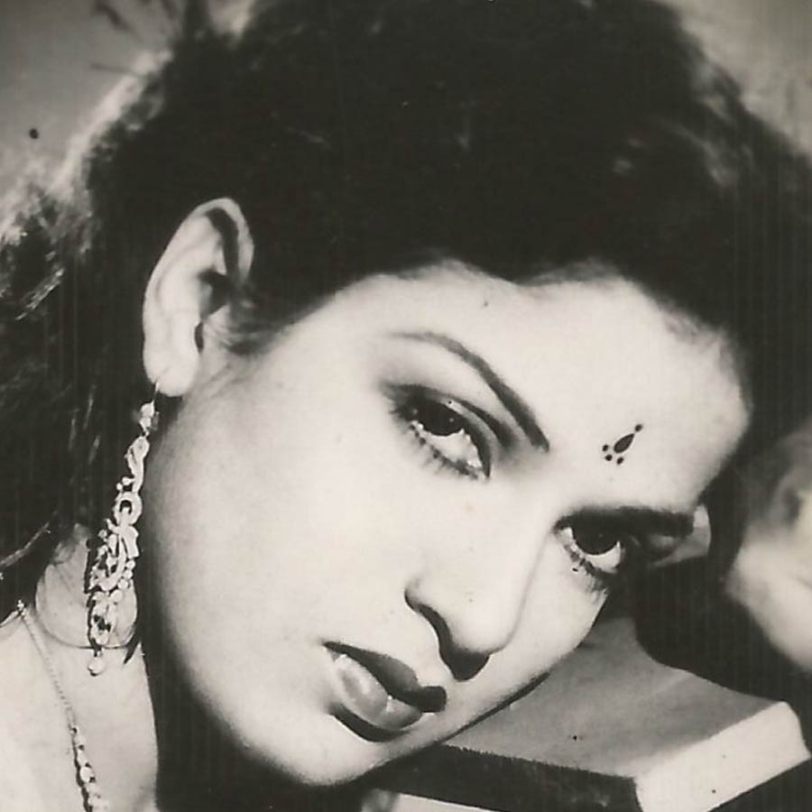 ১৯২৭ সালের ফেব্রুয়ারি মাসে জন্ম কামিনীর। বাবা-মা, দুই দাদা এবং তিন দিদির সঙ্গে থাকতেন তিনি। কামিনীর বাবা শিবরাম কাশ্যপ ছিলেন উদ্ভিদবিদ। কামিনীর বয়স যখন মাত্র সাত বছর, তখন তাঁর বাবা মারা গিয়েছিলেন। সময় অপচয় করতে মোটেও ভালবাসতেন না কামিনী।