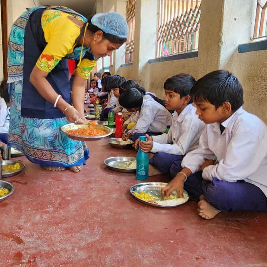 মিড ডে মিল দেওয়া হয়, দেশে এমন স্কুলের সংখ্যা গত পাঁচ বছরে কমেছে।