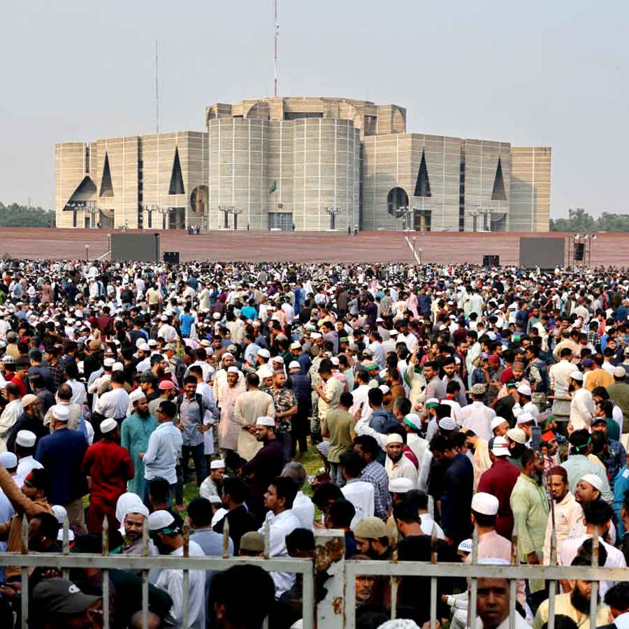 ঢাকায় সংসদ ভবনের সামনে ওসমান হাদির শেষকৃত্যে হাজার হাজার মানুষের জমায়েত।