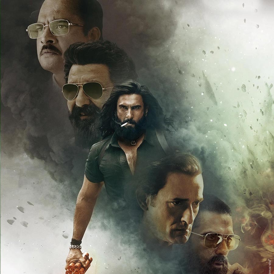 ছবিতে সবচেয়ে বেশি নজর কাড়ে বিভিন্ন ধরনের পরচুলা।