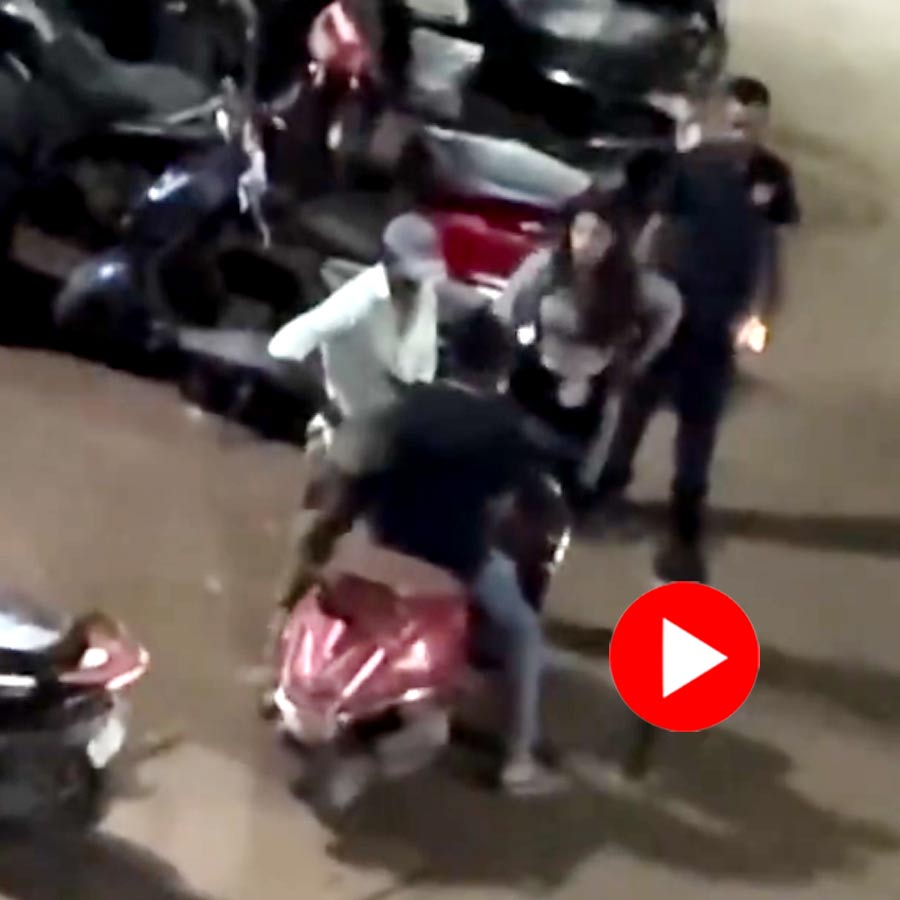 Video ‌shows brawl between husband and wife on road due to extra marital affair