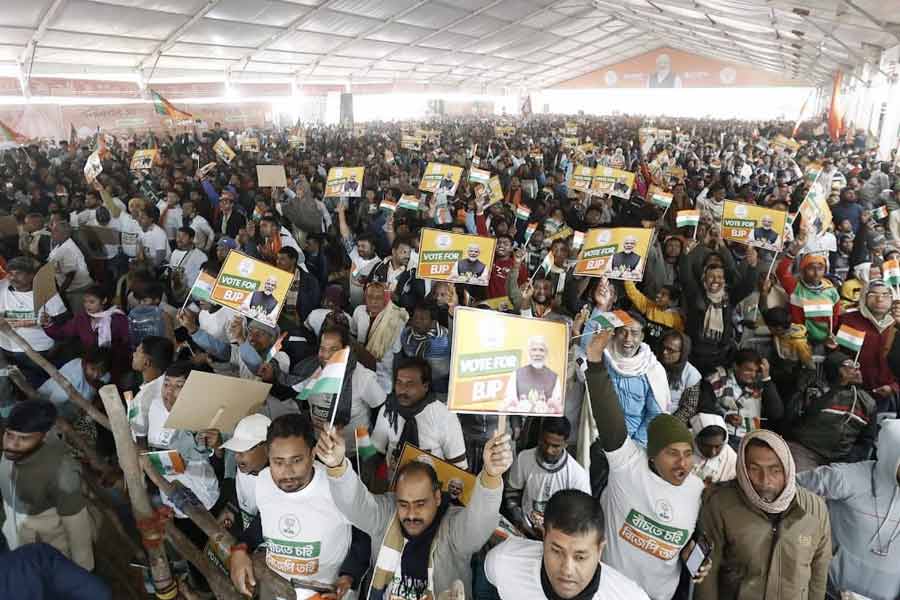প্ল্যাকার্ড হাতে বিজেপি সমর্থকেরা।