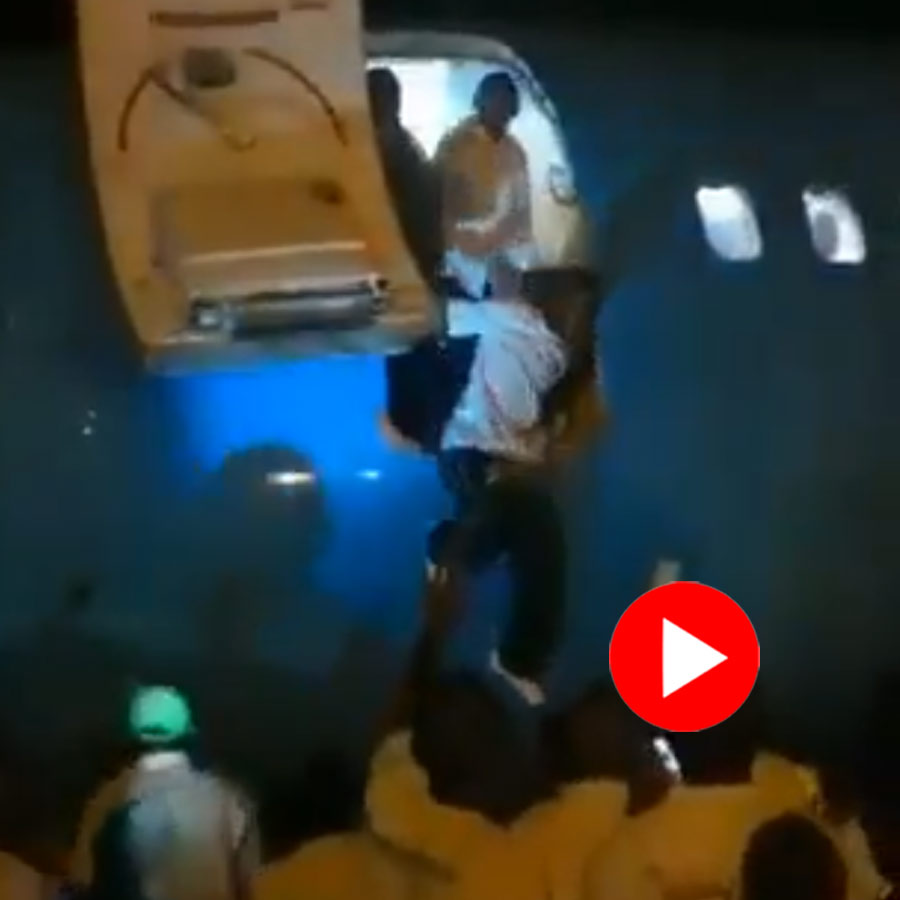 Video of Air Congo Passengers Jumping After Airline Fails To Provide Stairs For Hours At Kindu Airport dgtl