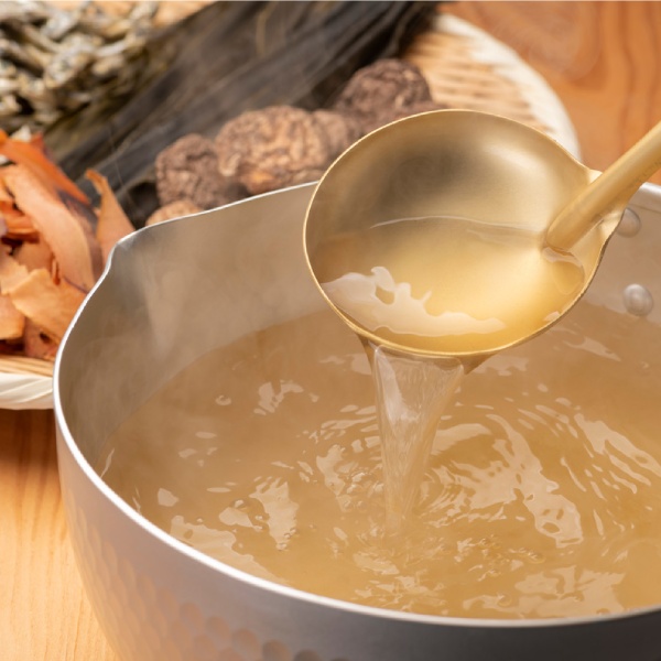 জাপানের দাশি ব্রথ রান্না।