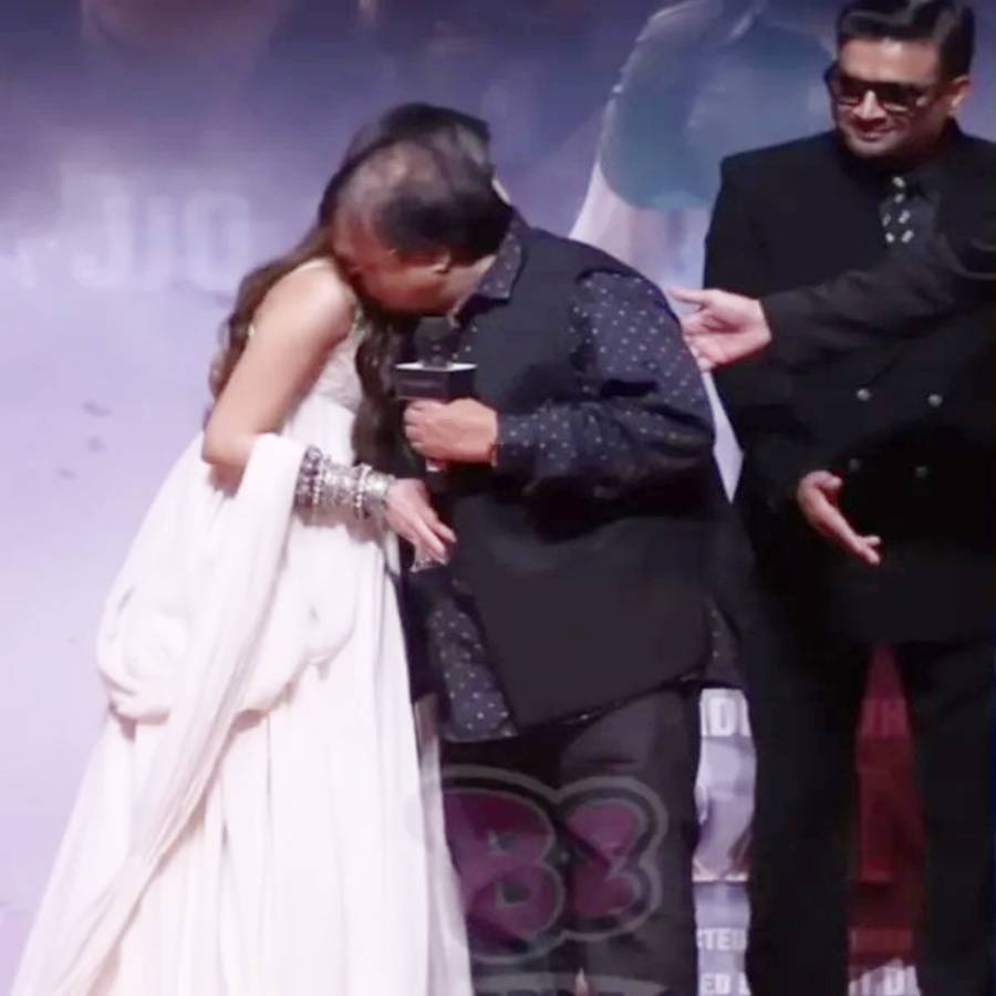 সারা অর্জুনের কাঁধে চুম্বন রাকেশ বেদীর।