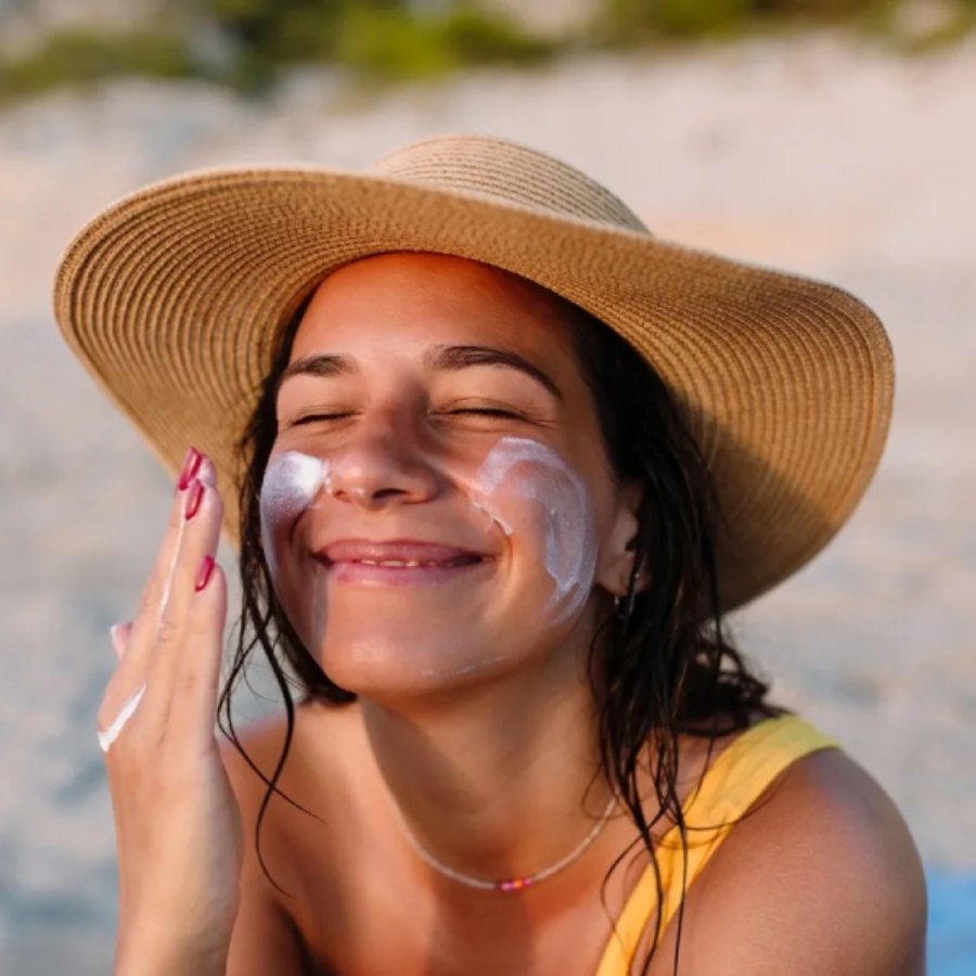 How much sunscreen to use daily to protect skin from sunlight and blue light dgtl