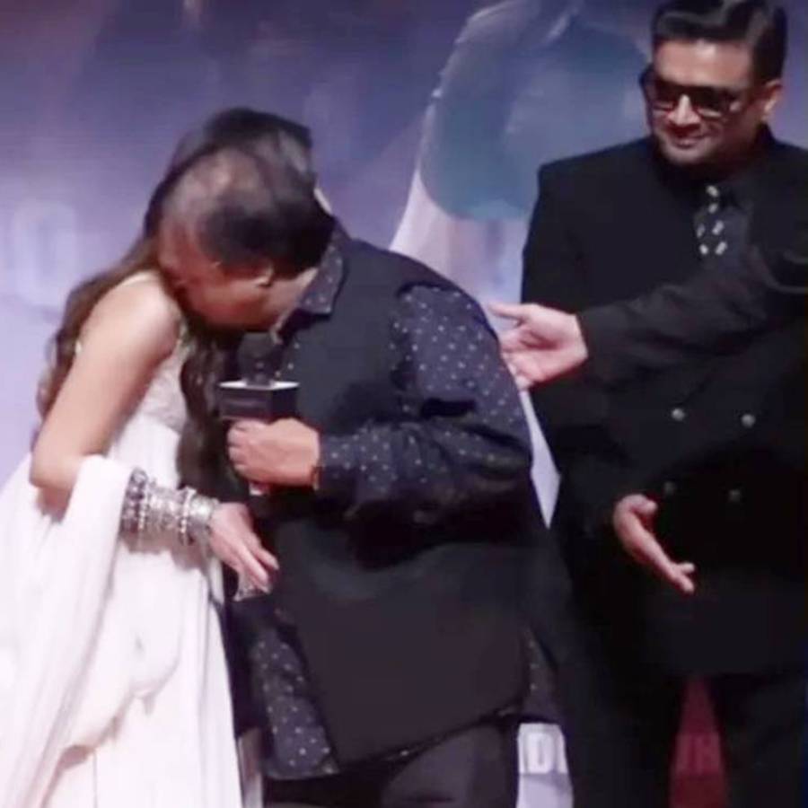 সারা অর্জুনের কাঁধে চুম্বন রাকেশ বেদীর।