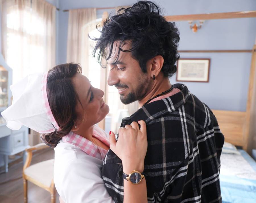 মিনি সিরিজ়ে নতুন জুটি উষসী চক্রবর্তী, ঋষভ বসু।