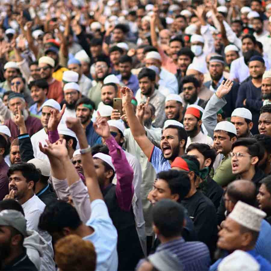 ওসমান হাদির শেষকৃত্যে ঢাকায় মানুষের ঢল।