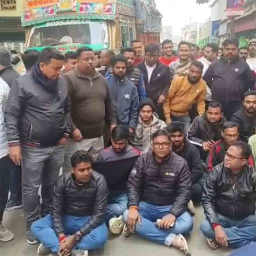 TMC protests against Suvendu Adhikari and Sukanta Majumdar after they went to Krishnanagar hospital to see injured BJP workers dgtld