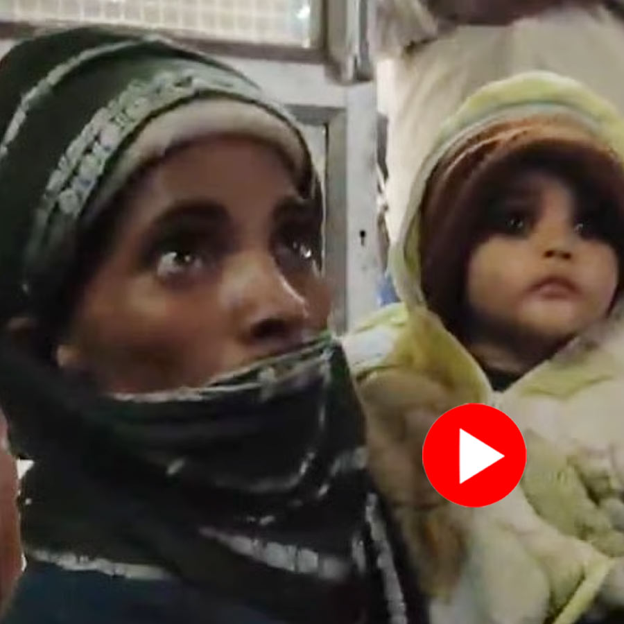 Woman from Agra questioned by local while begging with a child