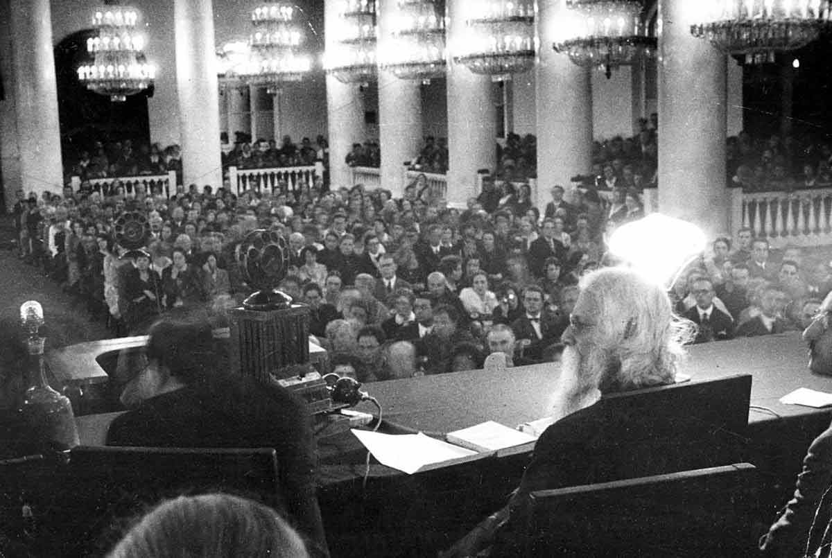 অতিথি: ১৯৩০-এর রাশিয়া সফরে মস্কোয় হাউস অব ইউনিয়নস-এ রবীন্দ্রনাথ ঠাকুর।