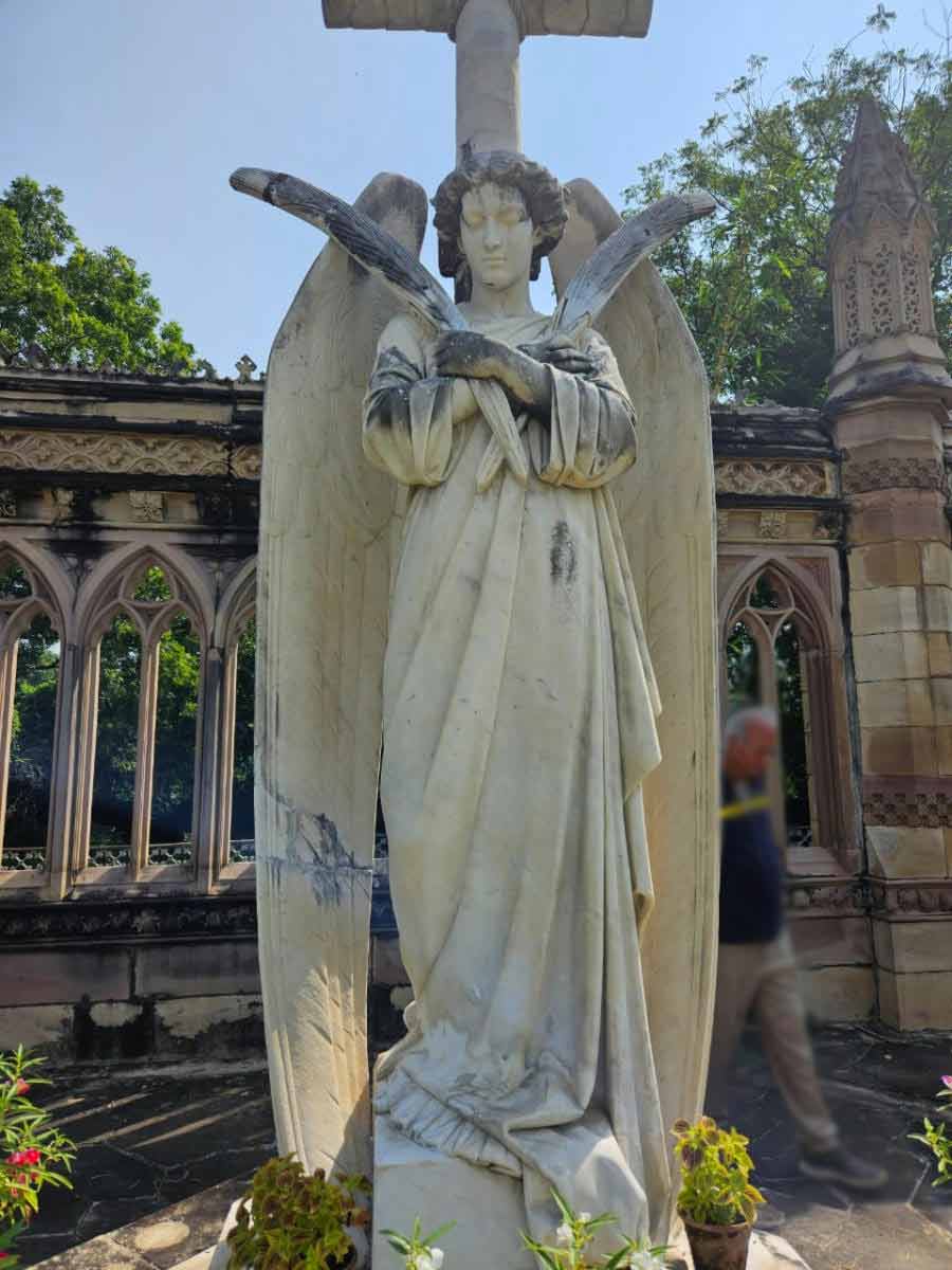 স্মৃতিচিহ্ন: বিবি ঘর হত্যাকাণ্ডের স্মরণে নির্মিত দেবদূতীর ভাস্কর্য, বর্তমানে চার্চের প্রাঙ্গণে।