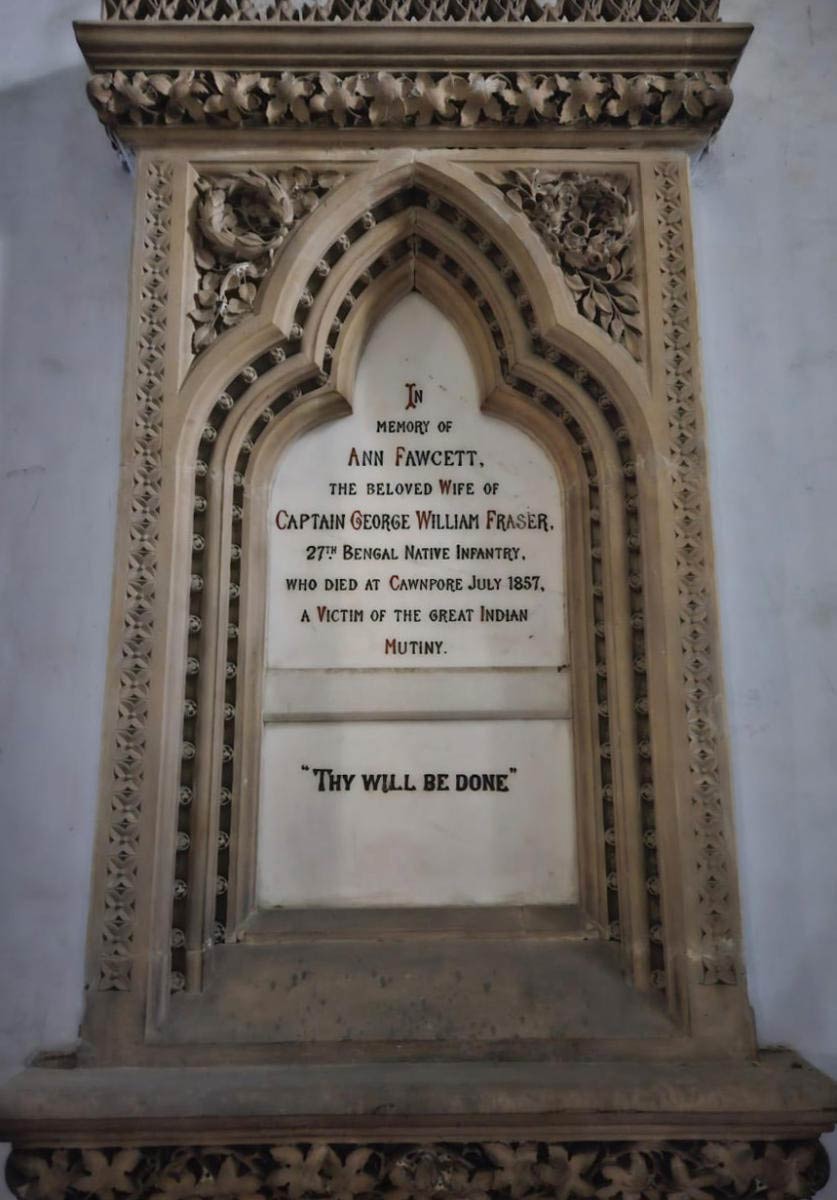 নিহতদের স্মৃতিতে চার্চের দেওয়ালে বসানো মার্বেল-ফলক।