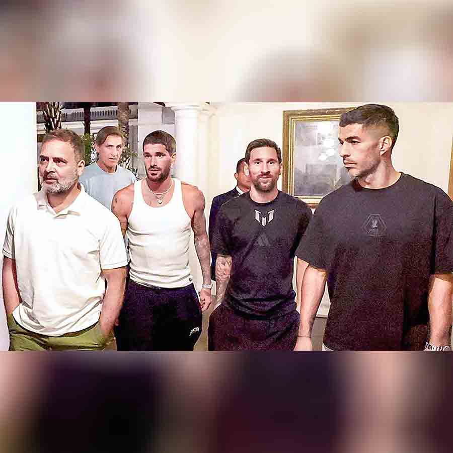 আলোকিত: হায়দরাবাদে সুয়ারেজ়, লিয়োনেল মেসি ও ডি’পল-এর সঙ্গে রাহুল গান্ধী।