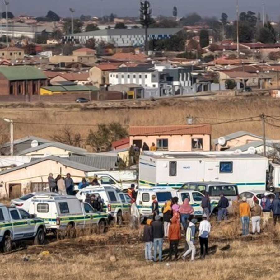 দক্ষিণ আফ্রিকায় আততায়ীদের গুলিতে নিহত অন্তত ১০।