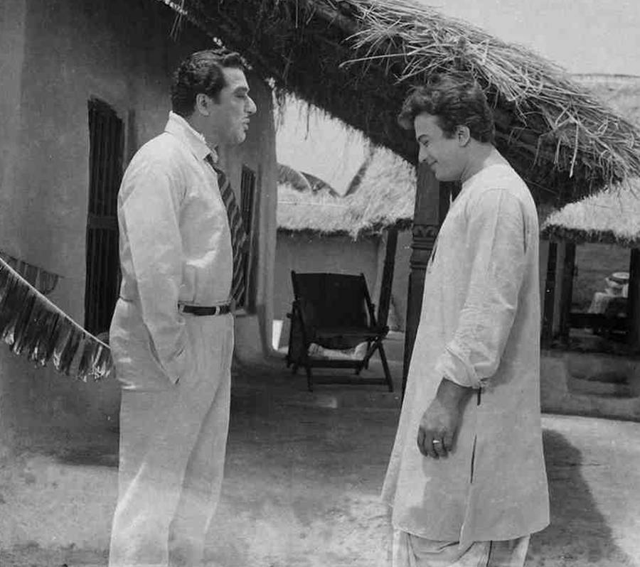 ‘গৃহদাহ’ ছবিতে প্রদীপকুমার, উত্তমকুমার।