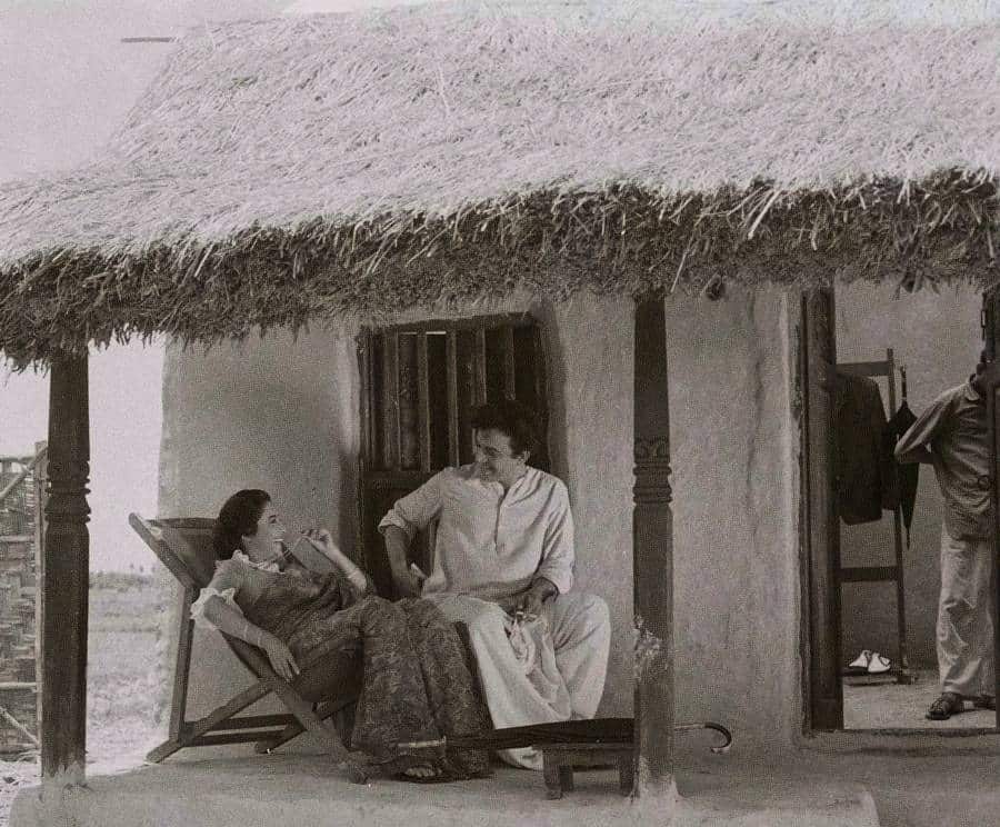 ‘গৃহদাহ’ ছবির সেটে সুচিত্রা সেন, উত্তমকুমার।