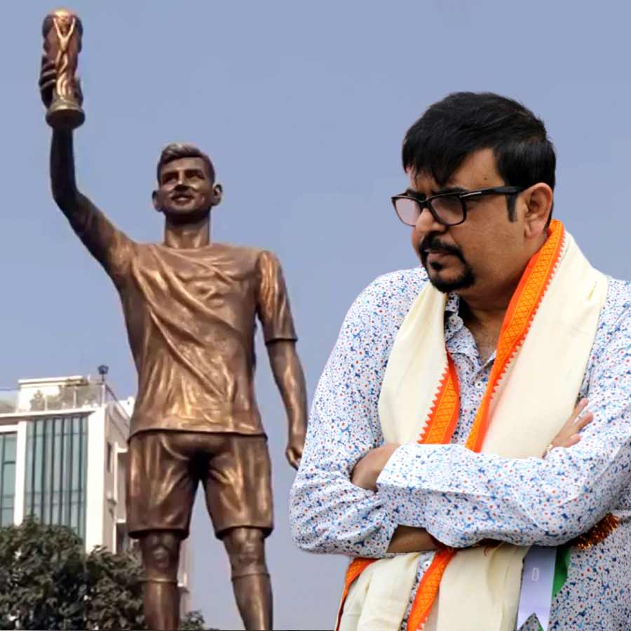 শ্রীভূমির সামনে লিয়োনেল মেসির মূর্তি নিয়ে মন্তব্য করলেন রাজ্যের মন্ত্রী সুজিত বসু।