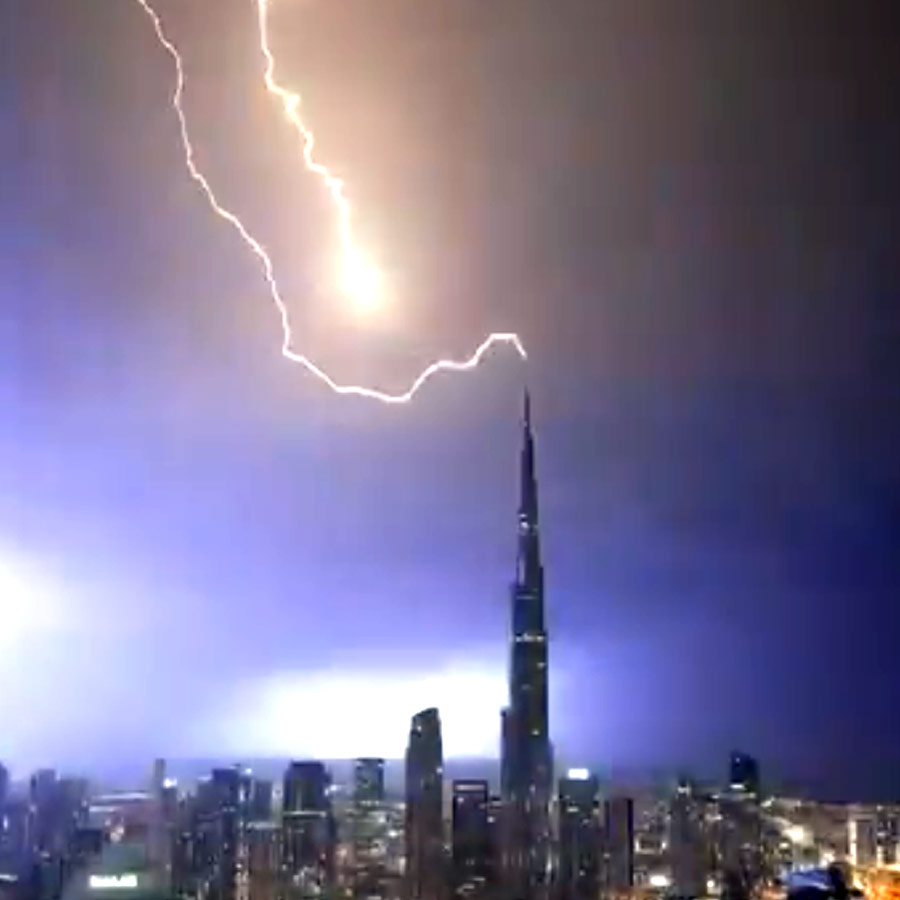 বুর্জ খলিফার মাথায় বজ্রপাত। সম্প্রতি এই দৃশ্য ছড়িয়ে পড়েছে সমাজমাধ্যমে।