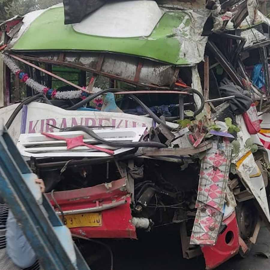 রবিবার সকালে দুর্ঘটনার কবলে পড়ে দুমড়ে-মুচড়ে গিয়েছে বাসটি।