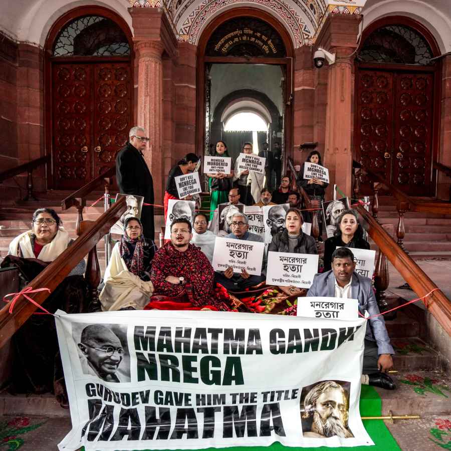 ‘মনরেগা’ প্রকল্পের নামবদলের প্রতিবাদে সংসদ চত্বরে চলতি সপ্তাহে প্রতিবাদ জানান তৃণমূল সাংসদেরা।