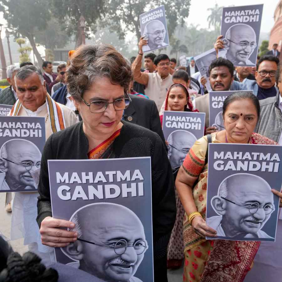 কেন্দ্রের ‘জিরামজি’ বিলের প্রতিবাদে চলতি সপ্তাহে সংসদ ভবন চত্বরে বিক্ষোভ প্রিয়ঙ্কা গান্ধীদের।