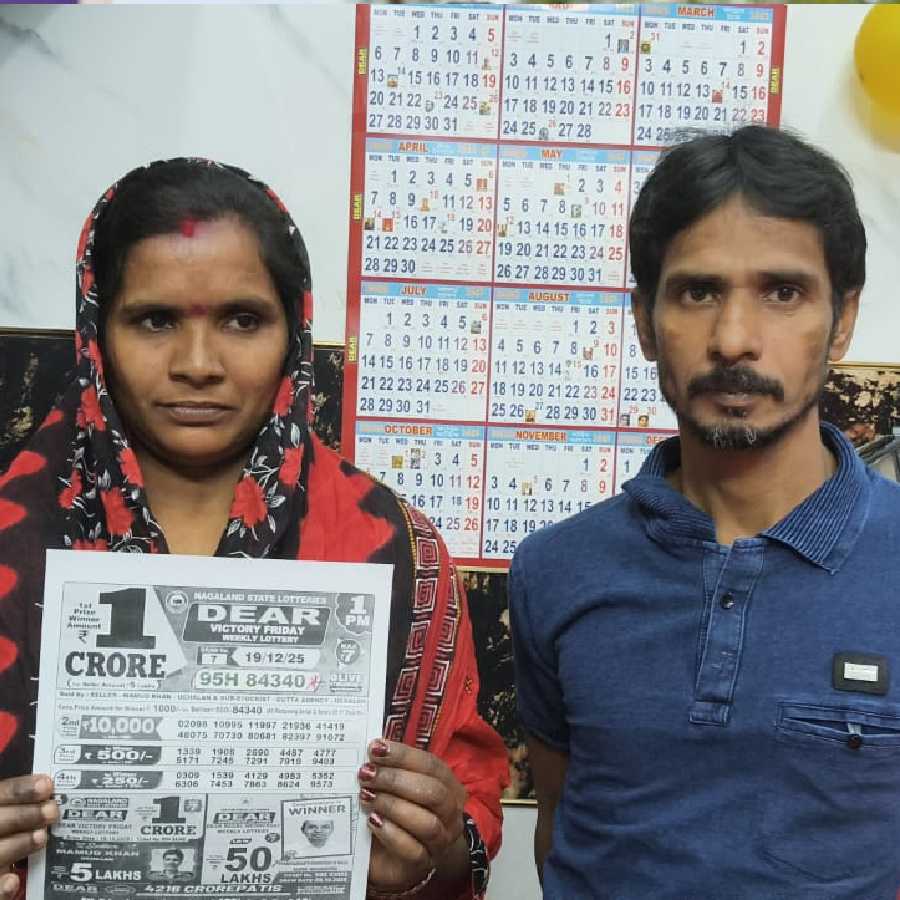 লটারিতে কোটি টাকা জেতার পরে কর্তা-গিন্নি।