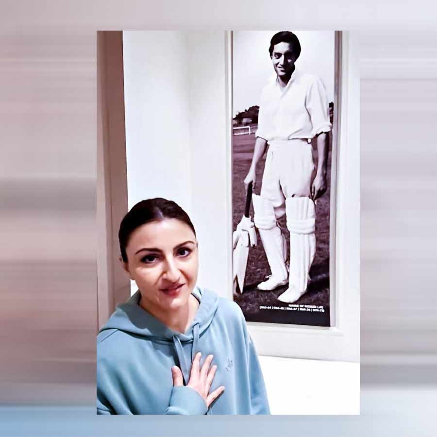 Soha Ali Khan gets emotional after seeing her father's photo in Eden Gardens