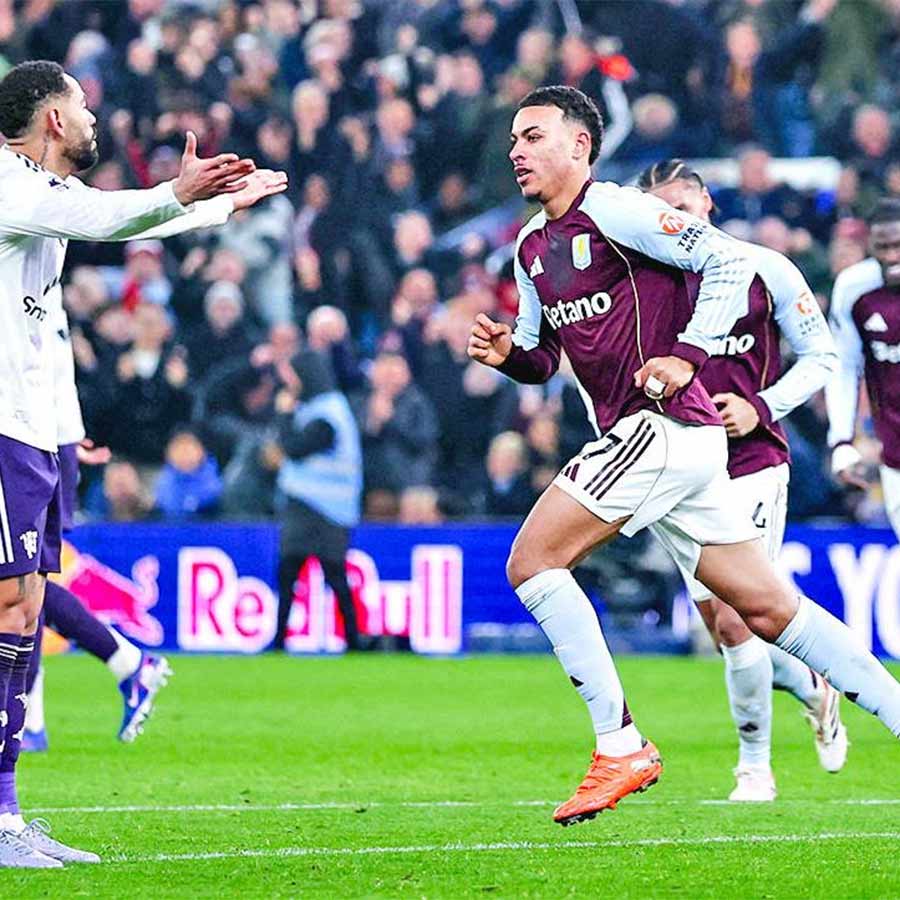 উৎসব: দ্বিতীয় গোলের পরে রজার্সের (ডান দিকে) উচ্ছ্বাস। হতাশ কুনহা।