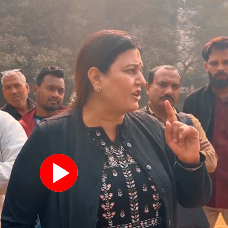 Video of BJP Councilor Renu Chaudhary Threatening for speaking hindi to SA National In Delhi's Patparganj Park dgtl