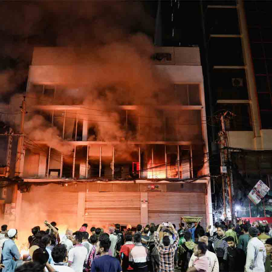 বাংলাদেশের সংবাদপত্র ‘প্রথম আলো’-র দফতরে অগ্নিসংযোগ। বৃহস্পতিবার রাতে ঢাকায়।