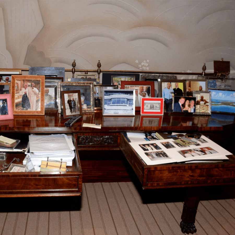 এপস্টাইন ফাইলে থাকা এই ছবিতেই দেখা গিয়েছে ট্রাম্পকে। 