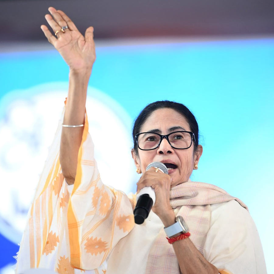 তৃণমূলনেত্রী মমতা বন্দ্যোপাধ্যায়। সোমবার নেতাজি ইন্ডোর থেকে দলীয় বিএলএ-দের উদ্দেশে বার্তা দেন তিনি।