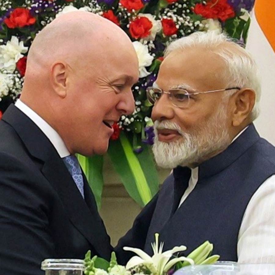 (বাঁ দিকে) নিউ জ়িল্যান্ডের প্রধানমন্ত্রী ক্রিস্টোফার লাক্সন এবং প্রধানমন্ত্রী নরেন্দ্র মোদী (ডান দিকে)। 
