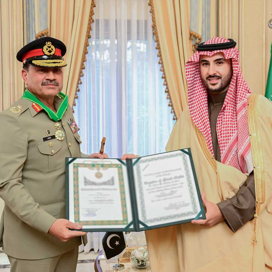 আসিম মুনিরের হাতে সৌদি আরবের সর্বোচ্চ রাষ্ট্রীয় সম্মান তুলে দিচ্ছেন সে দেশের প্রতিরক্ষামন্ত্রী যুবরাজ খালিদ বিন সালমান বিন আবদুল আজিজ়।